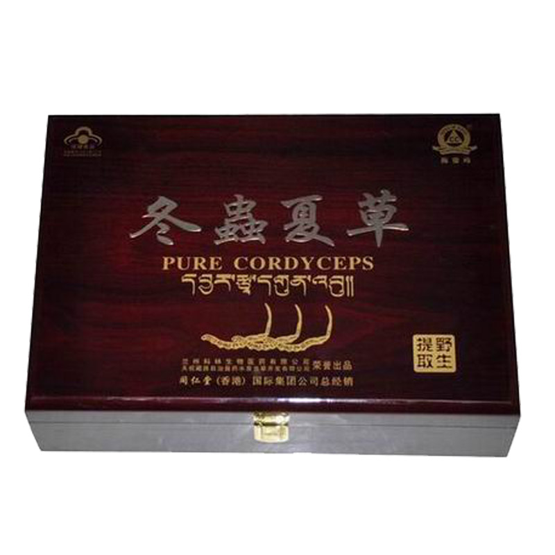 ��ѩ���ƶ����Ĳݽ������װ�ߵ�ľ��ˮ��ƿ