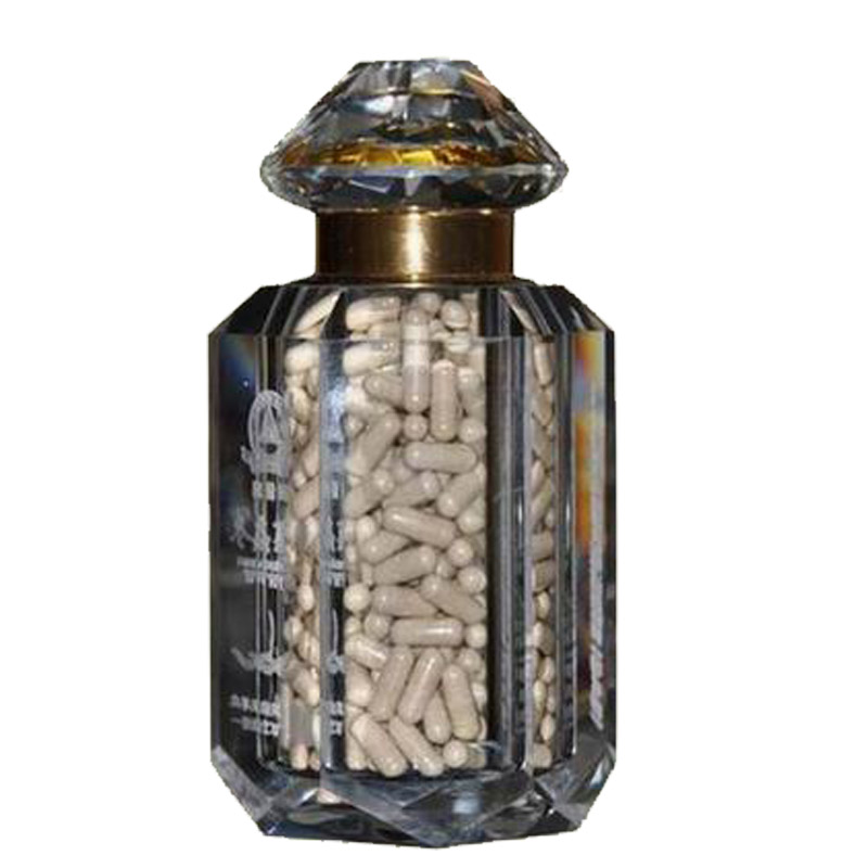 ��ѩ���ƶ����Ĳݽ������װ�ߵ�ľ��ˮ��ƿ